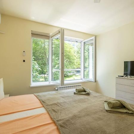 Top Location, Brand New 3 Bdrm Apt & Free Parking София Екстериор снимка