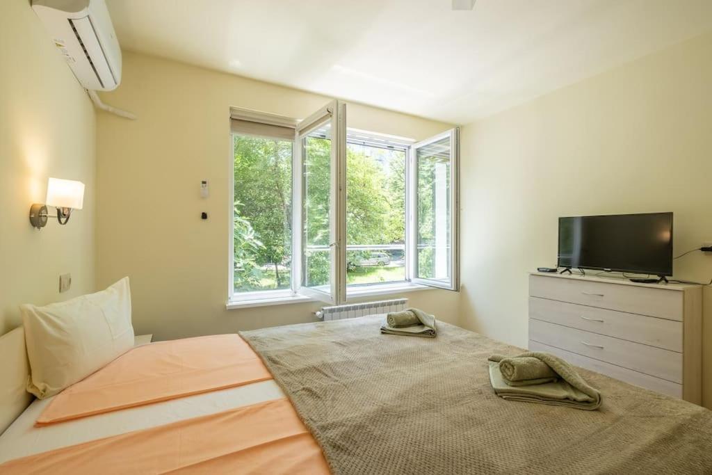 Top Location, Brand New 3 Bdrm Apt & Free Parking София Екстериор снимка