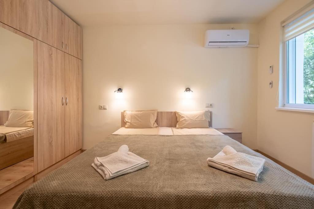 Top Location, Brand New 3 Bdrm Apt & Free Parking София Екстериор снимка