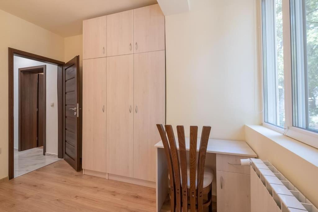 Top Location, Brand New 3 Bdrm Apt & Free Parking София Екстериор снимка