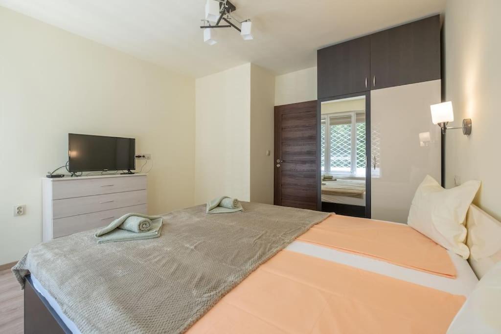 Top Location, Brand New 3 Bdrm Apt & Free Parking София Екстериор снимка