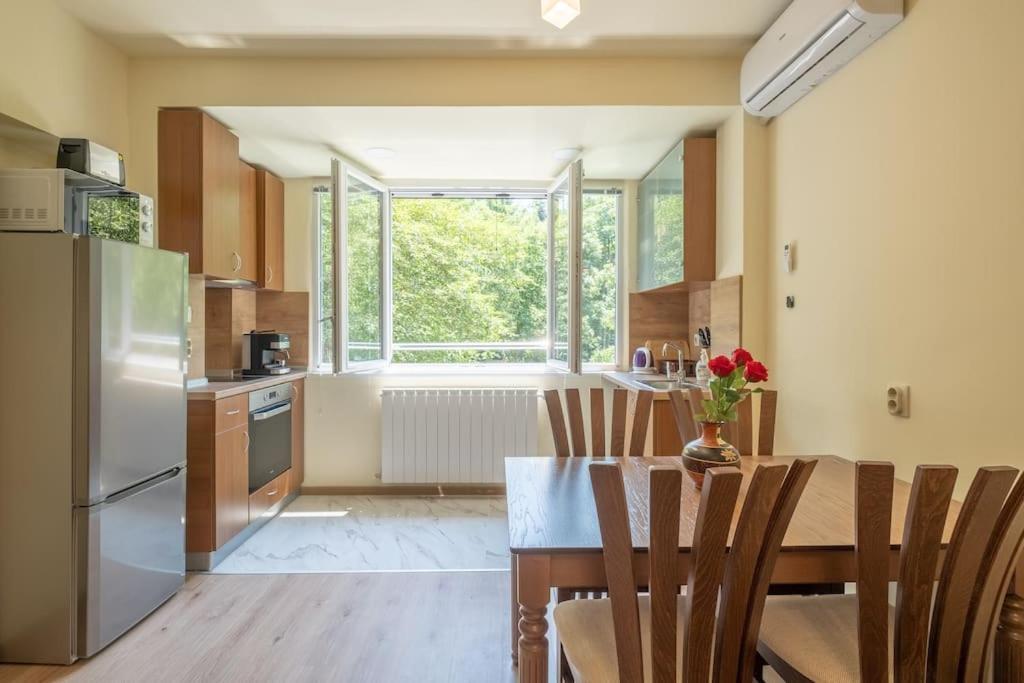 Top Location, Brand New 3 Bdrm Apt & Free Parking София Екстериор снимка