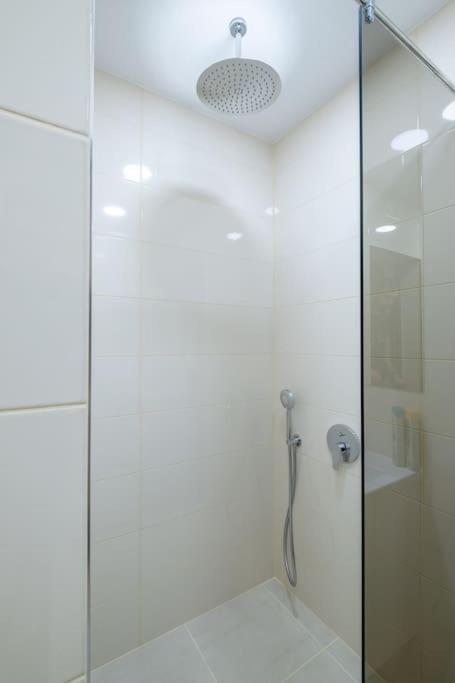 Top Location, Brand New 3 Bdrm Apt & Free Parking София Екстериор снимка