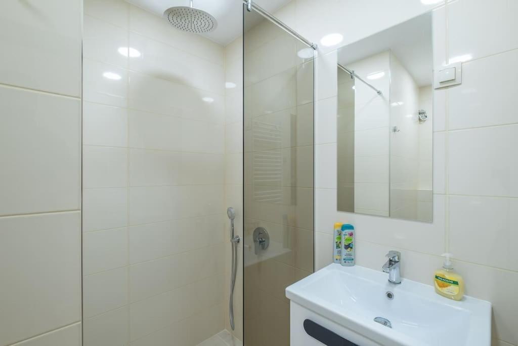 Top Location, Brand New 3 Bdrm Apt & Free Parking София Екстериор снимка