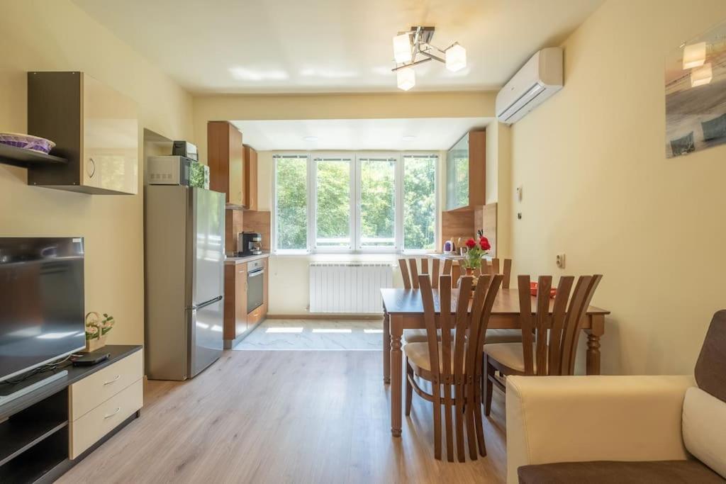 Top Location, Brand New 3 Bdrm Apt & Free Parking София Екстериор снимка