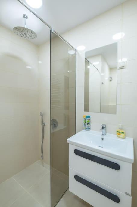 Top Location, Brand New 3 Bdrm Apt & Free Parking София Екстериор снимка