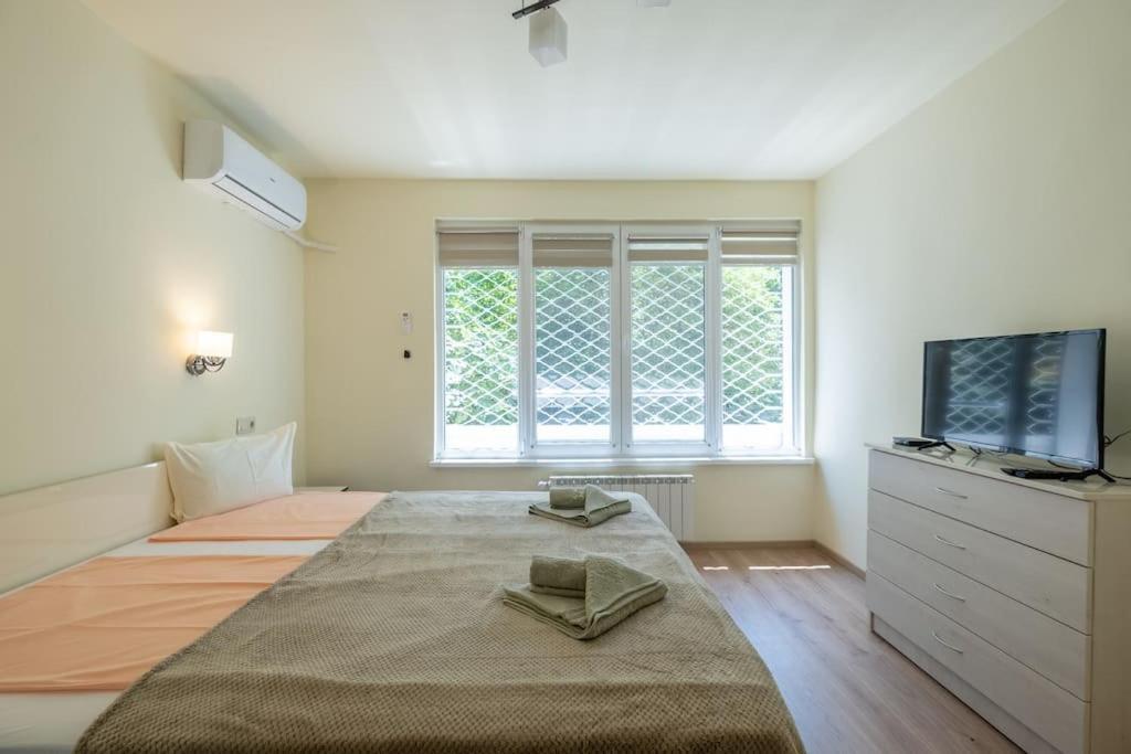 Top Location, Brand New 3 Bdrm Apt & Free Parking София Екстериор снимка