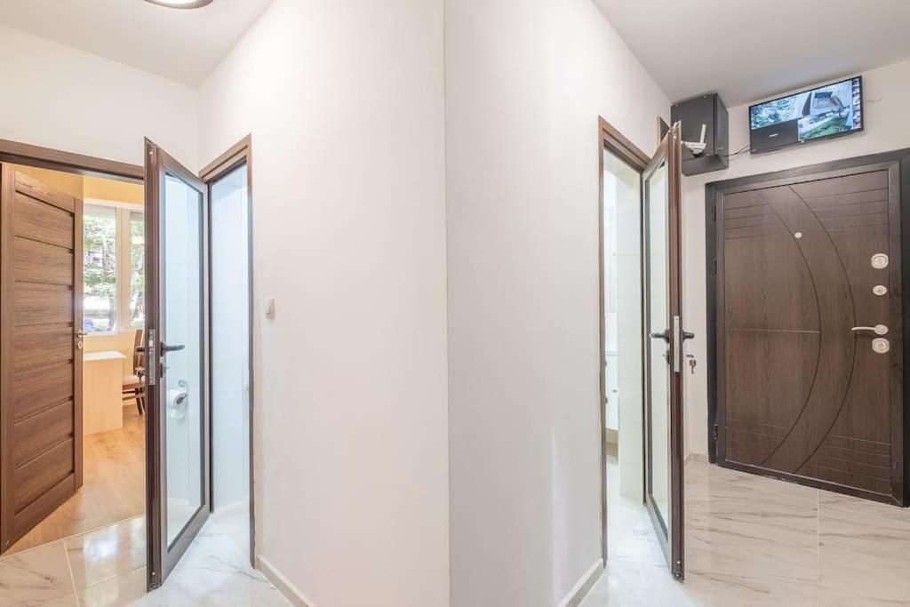 Top Location, Brand New 3 Bdrm Apt & Free Parking София Екстериор снимка