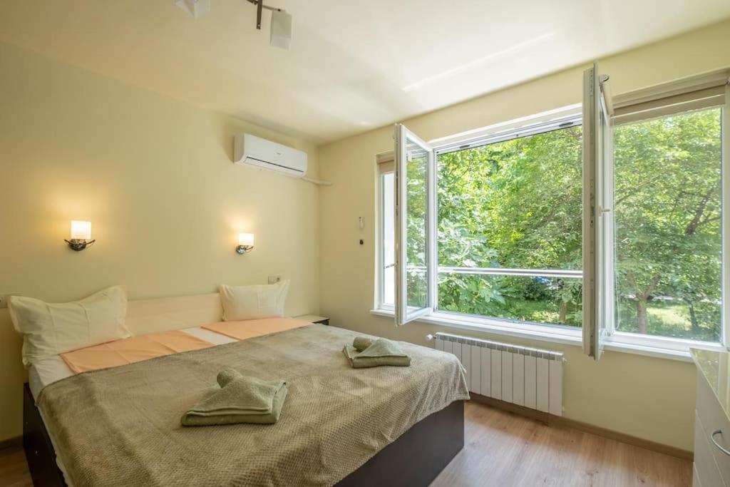 Top Location, Brand New 3 Bdrm Apt & Free Parking София Екстериор снимка