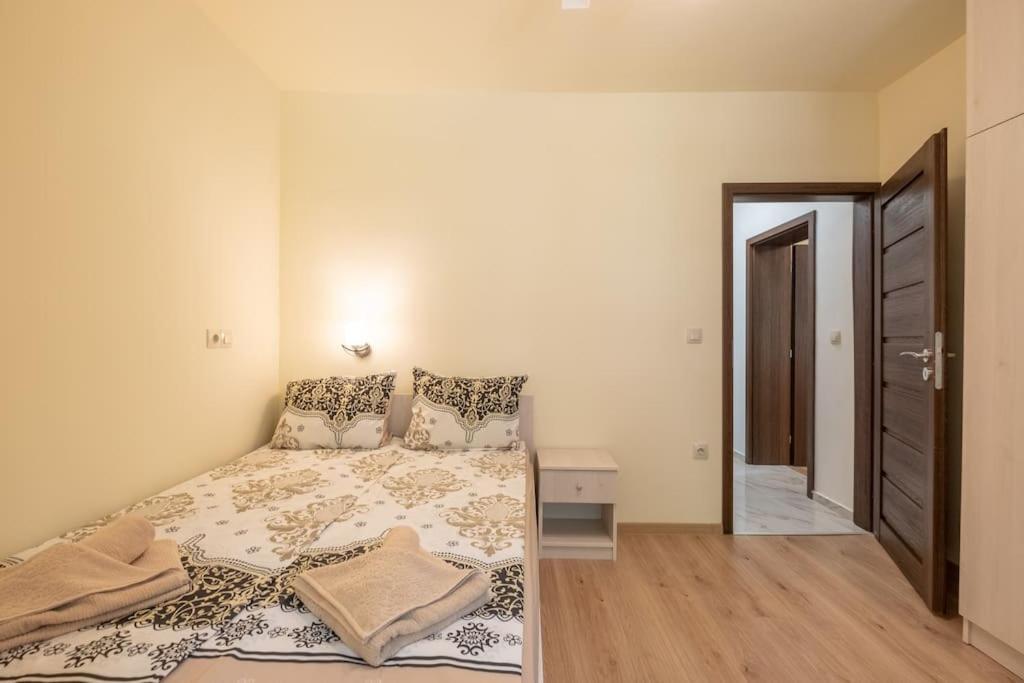 Top Location, Brand New 3 Bdrm Apt & Free Parking София Екстериор снимка