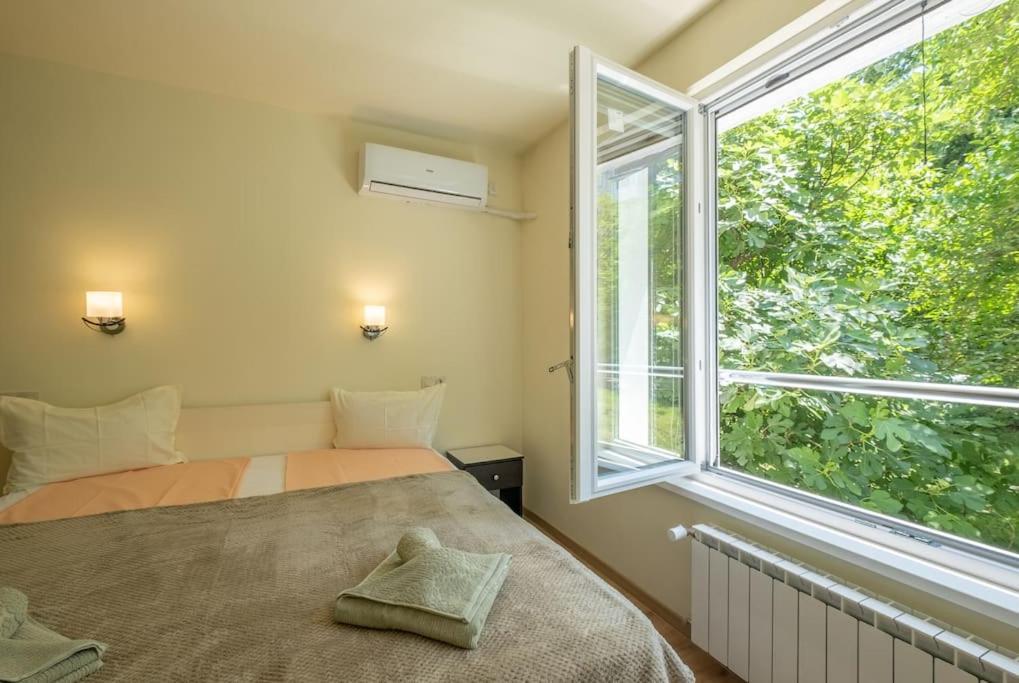 Top Location, Brand New 3 Bdrm Apt & Free Parking София Екстериор снимка