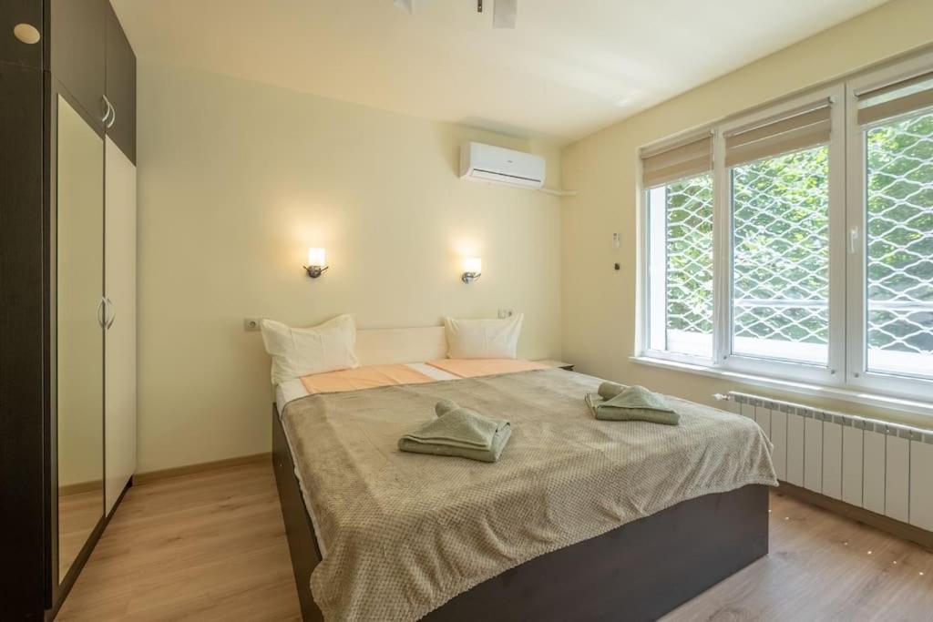 Top Location, Brand New 3 Bdrm Apt & Free Parking София Екстериор снимка