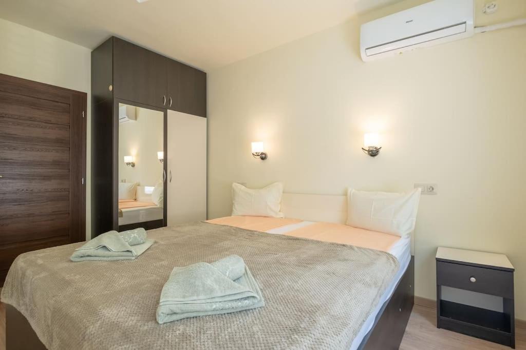 Top Location, Brand New 3 Bdrm Apt & Free Parking София Екстериор снимка