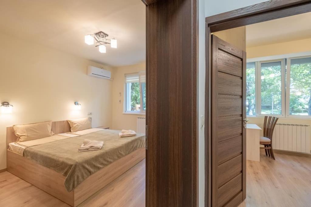 Top Location, Brand New 3 Bdrm Apt & Free Parking София Екстериор снимка