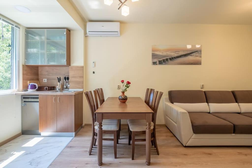 Top Location, Brand New 3 Bdrm Apt & Free Parking София Екстериор снимка