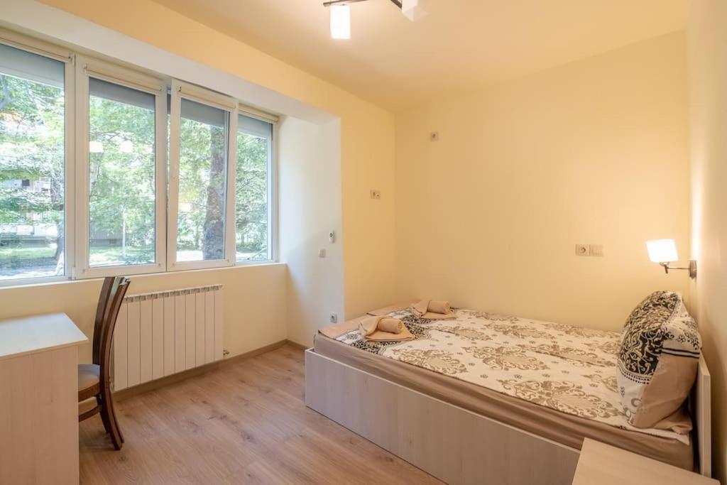 Top Location, Brand New 3 Bdrm Apt & Free Parking София Екстериор снимка