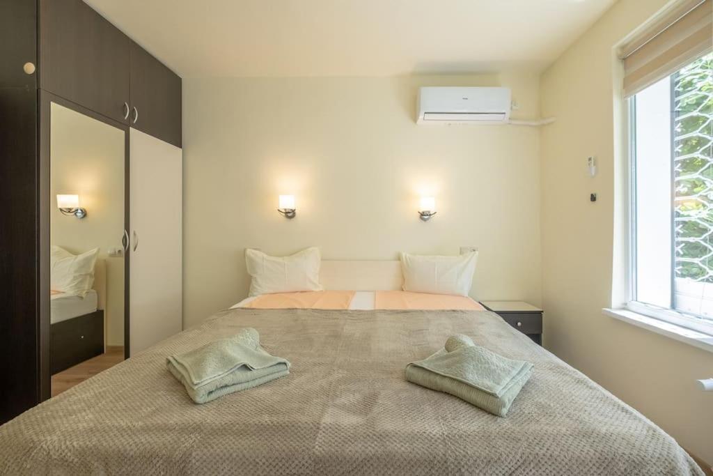 Top Location, Brand New 3 Bdrm Apt & Free Parking София Екстериор снимка