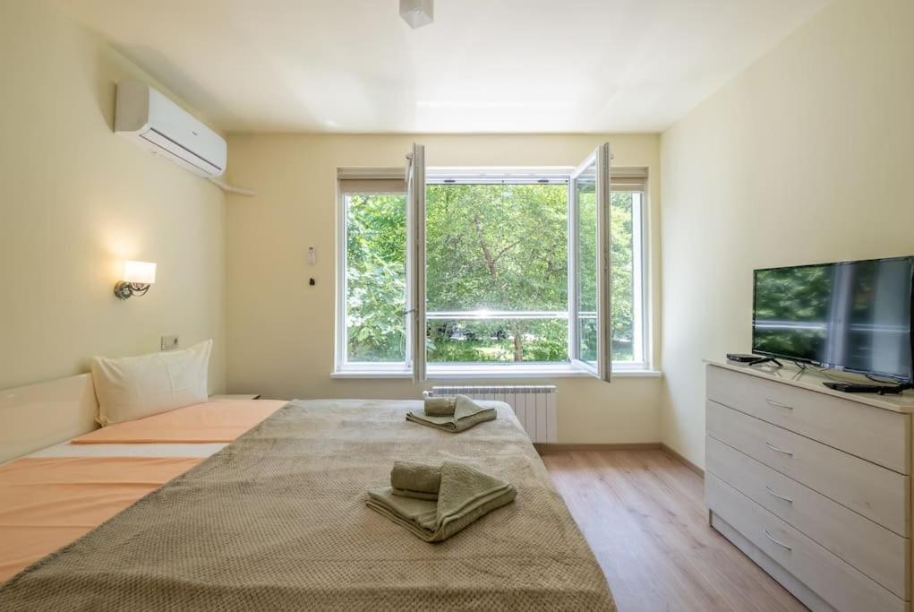 Top Location, Brand New 3 Bdrm Apt & Free Parking София Екстериор снимка