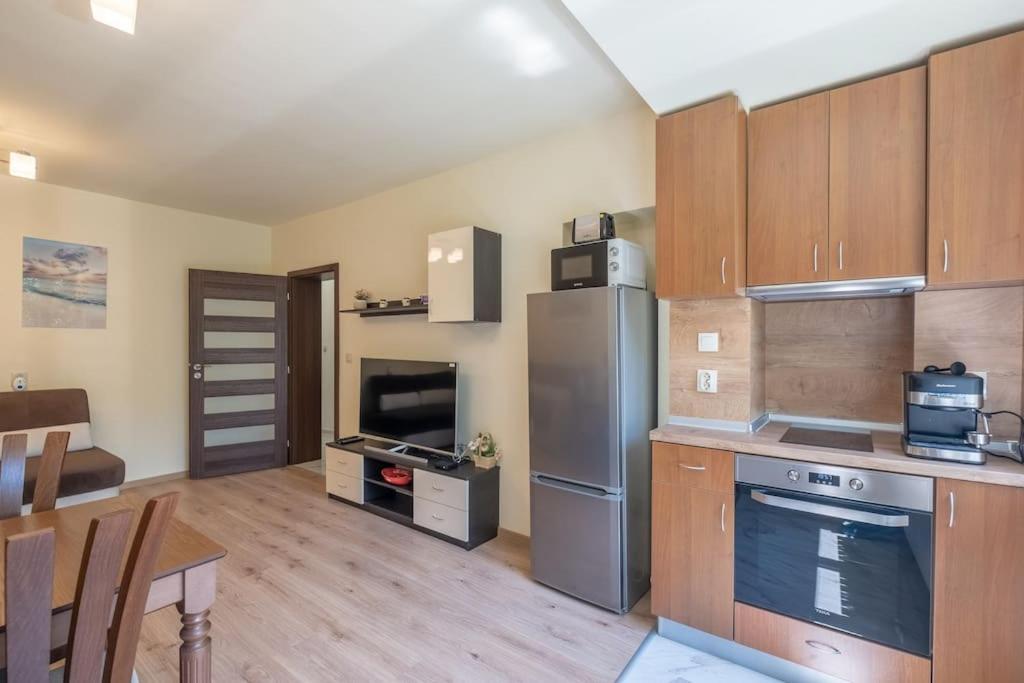 Top Location, Brand New 3 Bdrm Apt & Free Parking София Екстериор снимка