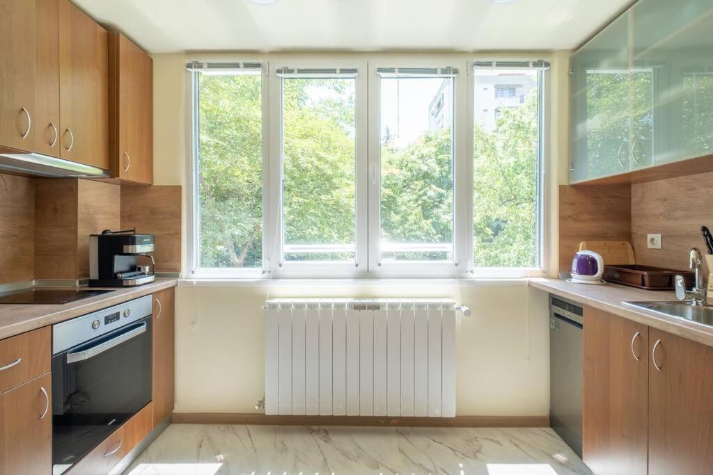 Top Location, Brand New 3 Bdrm Apt & Free Parking София Екстериор снимка