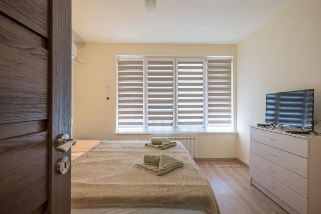 Top Location, Brand New 3 Bdrm Apt & Free Parking София Екстериор снимка