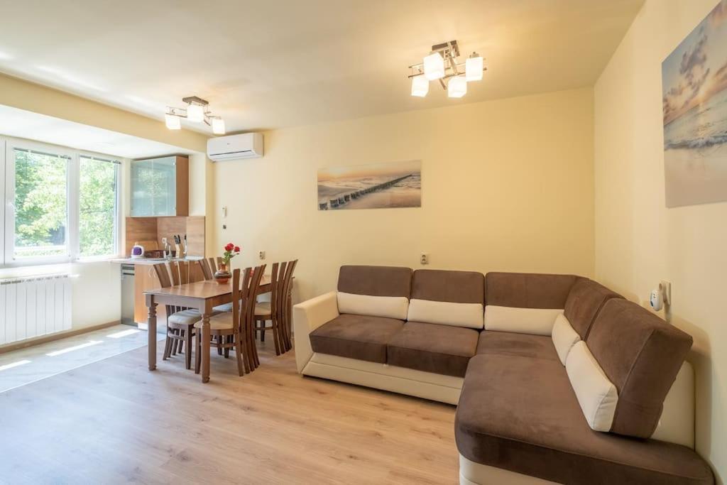 Top Location, Brand New 3 Bdrm Apt & Free Parking София Екстериор снимка
